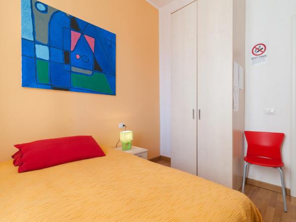 Affittacamere Art Rooms : photo 4 de la chambre chambre simple avec petit lit double.