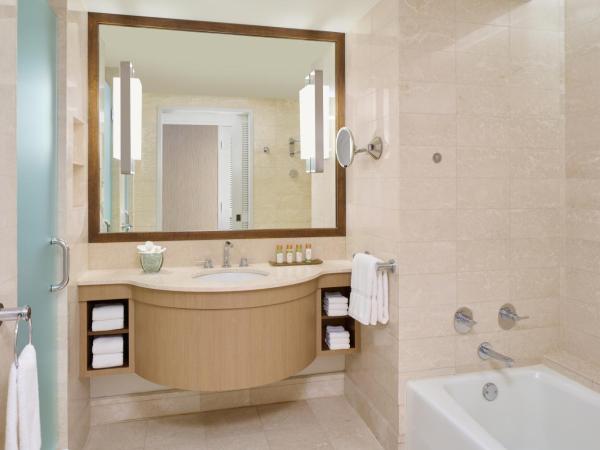 Prince Waikiki : photo 5 de la chambre hébergement lit king-size - port - côté océan