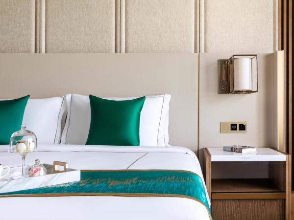 Taj Exotica Resort & Spa, The Palm, Dubai : photo 4 de la chambre suite de luxe avec accès au salon club - cocktails en soirée et goûter