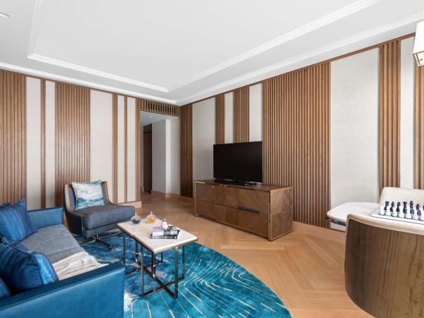 Taj Exotica Resort & Spa, The Palm, Dubai : photo 2 de la chambre suite de luxe avec accès au salon club - cocktails en soirée et goûter