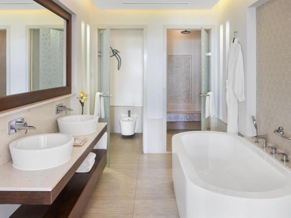 JA The Resort - JA Palm Tree Court, Dubai : photo 6 de la chambre suite junior avec terrasse - vue sur jardin