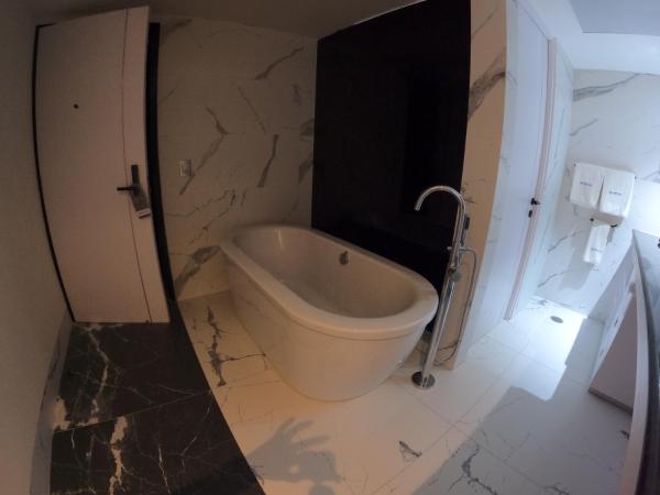 WeEnjoy Hotels Grand Prix Aeropuerto CDMX : photo 3 de la chambre suite deluxe avec baignoire spa