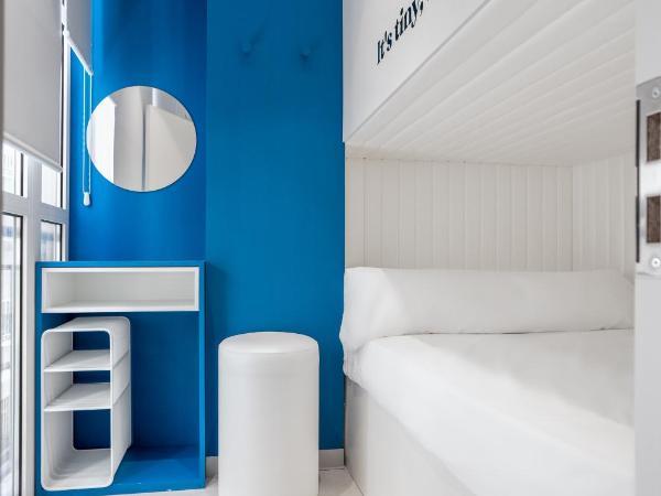 COEO Pod Hostel - Part of COEO Experience : photo 5 de la chambre capsule double avec fenêtre - niveau inférieur