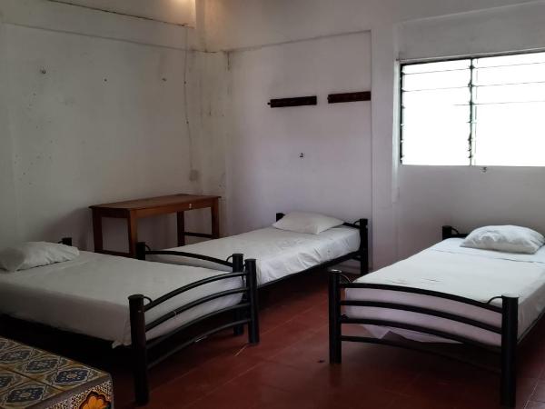 Hotel & Hostal Mayflower : photo 3 de la chambre lit dans dortoir mixte de 8 lits 