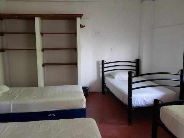 Hotel & Hostal Mayflower : photo 4 de la chambre lit dans dortoir mixte de 8 lits 