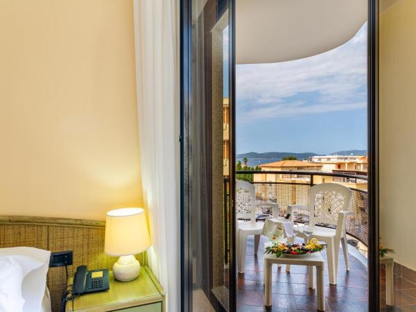 Rina Hotel : photo 1 de la chambre chambre double ou lits jumeaux standard avec balcon et vue mer