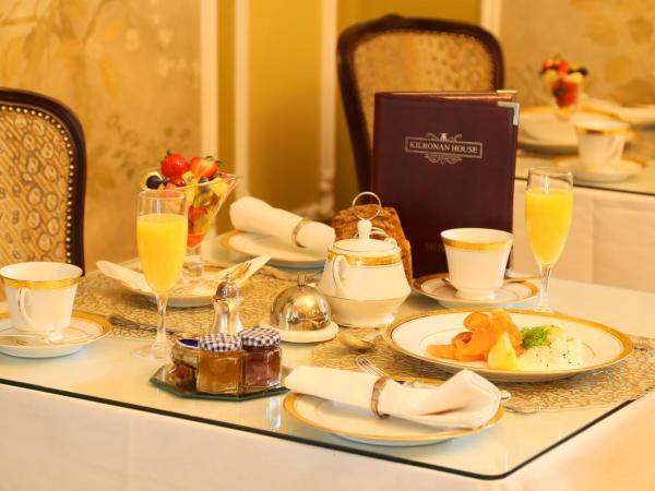 Kilronan House : photo 9 de la chambre chambre triple avec salle de bains privative 