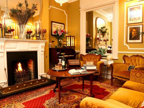 Kilronan House : photo 10 de la chambre chambre triple avec salle de bains privative 