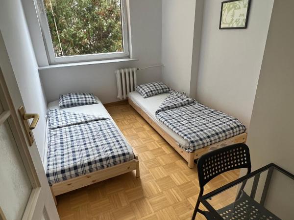 LoftMe Houses Hostel : photo 2 de la chambre chambre lits jumeaux avec salle de bains commune