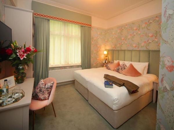 Kilronan House : photo 10 de la chambre chambre double ou lits jumeaux avec salle de bains privative