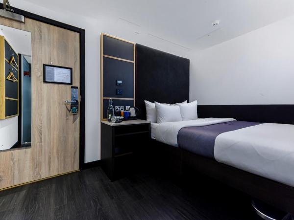 The Z Hotel Holborn : photo 3 de la chambre hébergement lit queen-size intérieur z pour personnes à mobilité réduite (sans fenêtre)