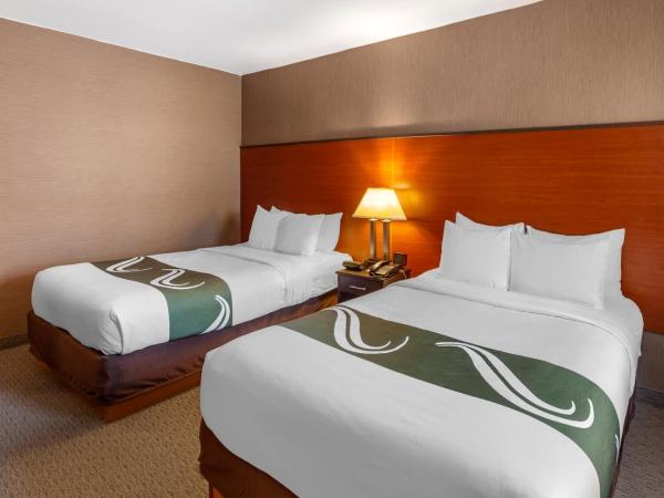 Quality Inn Toronto Airport : photo 8 de la chambre chambre double avec 2 lits doubles - non-fumeurs