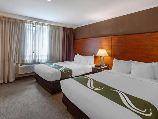Quality Inn Toronto Airport : photo 6 de la chambre chambre avec 2 grands lits queen-size