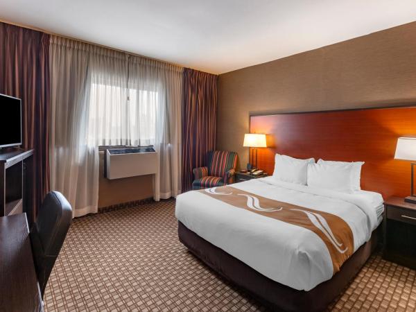 Quality Inn Toronto Airport : photo 6 de la chambre chambre lit queen-size