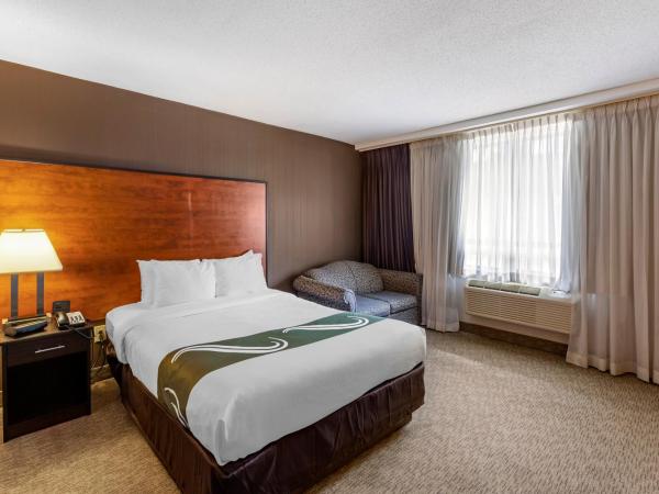 Quality Inn Toronto Airport : photo 6 de la chambre chambre lit queen-size avec canapé-lit - non-fumeurs