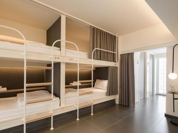 YANH Ratchawat Hotel : photo 3 de la chambre lit dans un dortoir de 4 lits