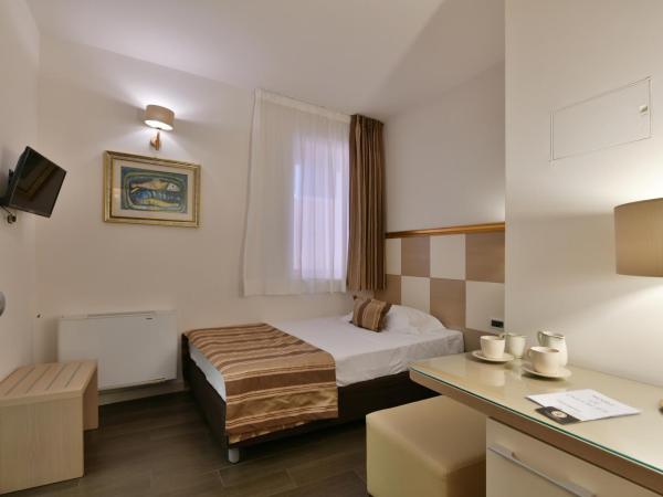 Hotel Le Chevalier : photo 1 de la chambre chambre simple Économique