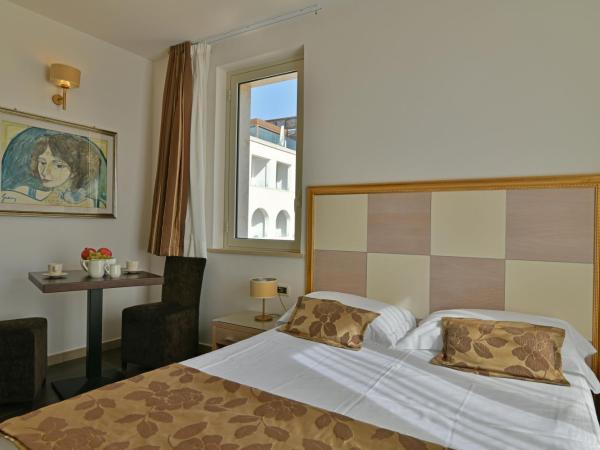 Hotel Le Chevalier : photo 8 de la chambre chambre double avec balcon