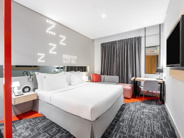 Studio M Arabian Plaza Hotel & Hotel Apartments : photo 4 de la chambre chambre lit king-size urbaine - service de navette gratuit pour plage d'al mamzar et centre-ville de deira 