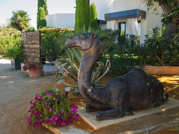 La Villa Majorelle : photo 3 de la chambre suite lit king-size - vue sur piscine