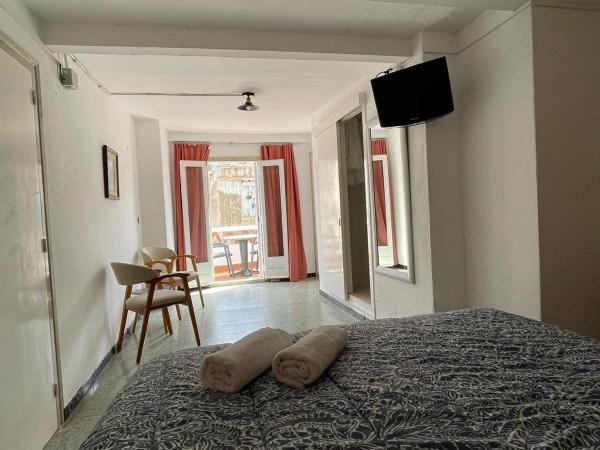 P&R hostals Maria Rosa : photo 4 de la chambre chambre double avec balcon