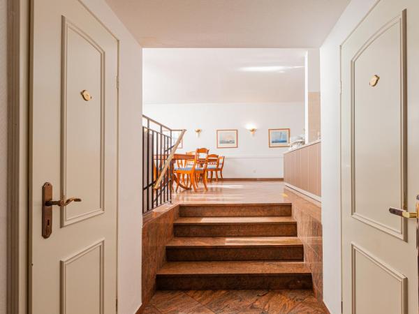 Pension für Monteure in Dresden, Zimmer mit eigenem Bad und großer Gemeinschaftsküche : photo 1 de la chambre chambre lits jumeaux avec salle de bains privative