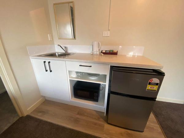 Airport Westney Lodge : photo 3 de la chambre chambre familiale avec salle de bains privative