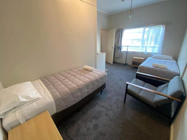 Airport Westney Lodge : photo 2 de la chambre chambre familiale avec salle de bains privative