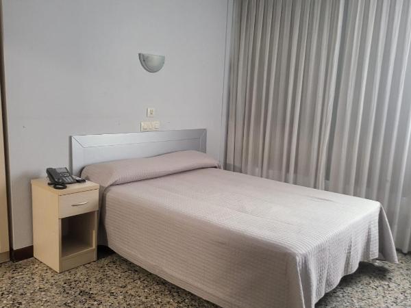 Hotel Cogullada : photo 5 de la chambre chambre double avec lit d'appoint