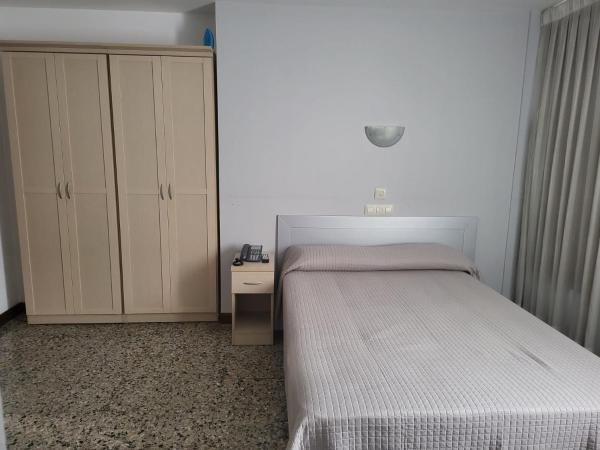 Hotel Cogullada : photo 4 de la chambre chambre double avec lit d'appoint