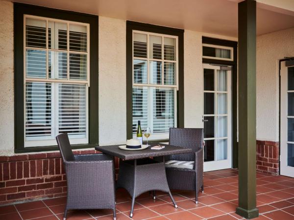 Hotel Kurrajong Canberra : photo 2 de la chambre chambre lit king-size patrimoine avec balcon