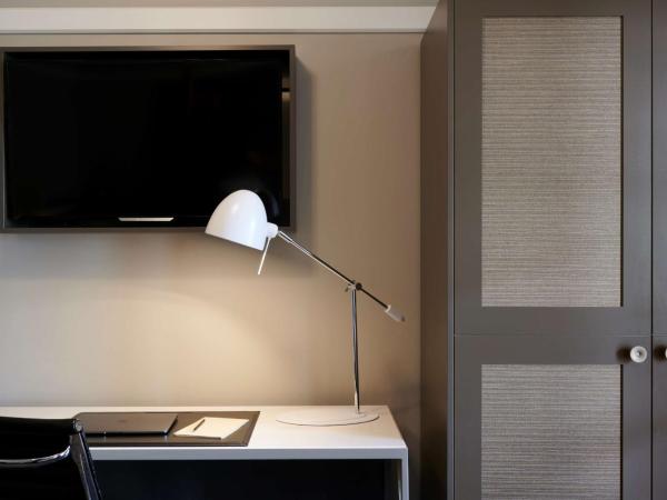 Hotel Kurrajong Canberra : photo 1 de la chambre chambre lit king-size patrimoine avec balcon