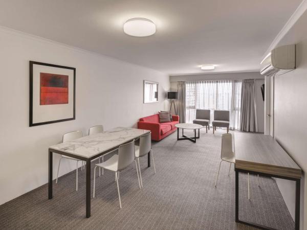 Adina Serviced Apartments Canberra James Court : photo 3 de la chambre appartement 2 chambres avec lit king-size