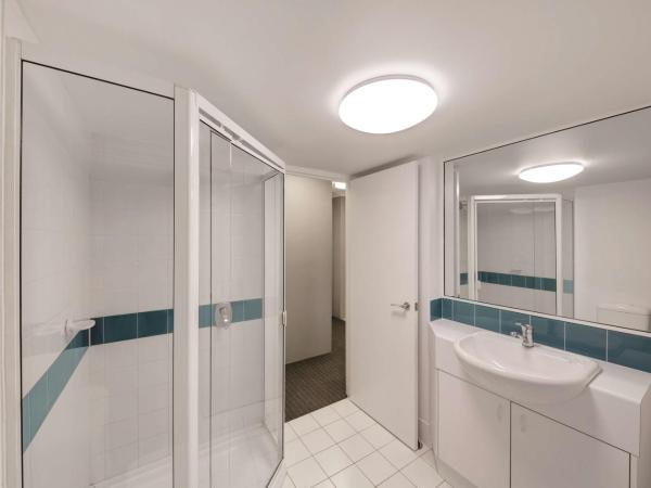 Adina Serviced Apartments Canberra James Court : photo 7 de la chambre appartement 2 chambres avec lit king-size