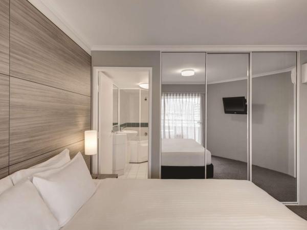 Adina Serviced Apartments Canberra James Court : photo 9 de la chambre appartement 2 chambres avec lit king-size