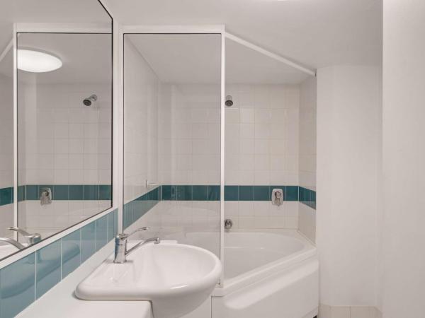 Adina Serviced Apartments Canberra James Court : photo 10 de la chambre appartement 2 chambres avec lit king-size