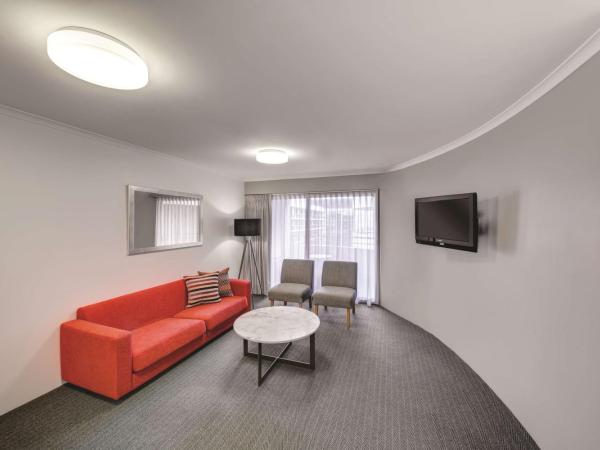 Adina Serviced Apartments Canberra James Court : photo 1 de la chambre appartement 1 chambre avec baignoire spa et balcon