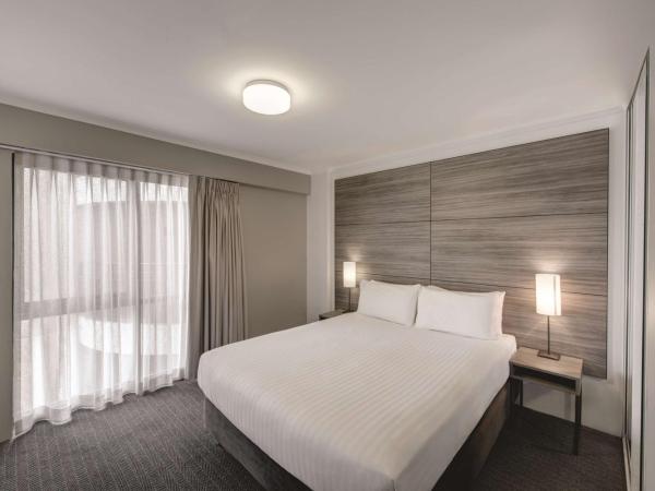 Adina Serviced Apartments Canberra James Court : photo 2 de la chambre appartement 1 chambre avec baignoire spa et balcon