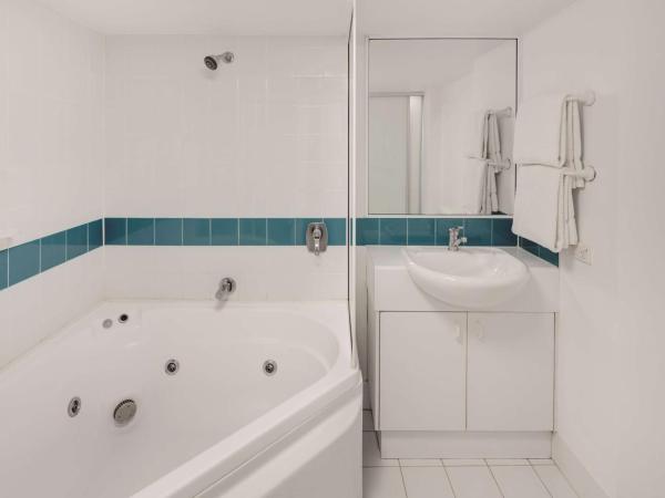 Adina Serviced Apartments Canberra James Court : photo 5 de la chambre appartement 1 chambre avec baignoire spa et balcon