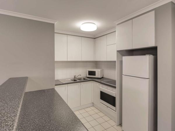 Adina Serviced Apartments Canberra James Court : photo 6 de la chambre appartement 1 chambre avec baignoire spa et balcon