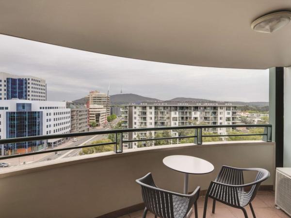 Adina Serviced Apartments Canberra James Court : photo 2 de la chambre appartement 2 chambres avec lit king-size
