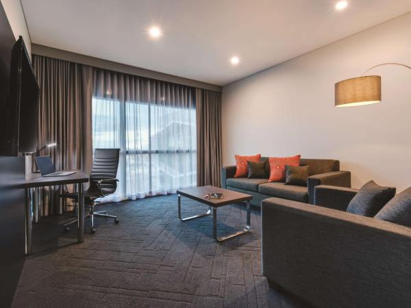 Vibe Hotel Subiaco Perth : photo 8 de la chambre suite de luxe avec lit king-size - vue sur ville