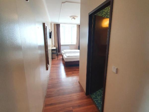 R&B Hotel : photo 2 de la chambre chambre double avec salle de bains privative