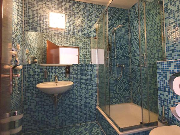 R&B Hotel : photo 3 de la chambre chambre double avec salle de bains privative