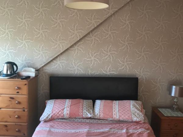 Roselodge Guest House : photo 1 de la chambre chambre double avec salle de bains commune