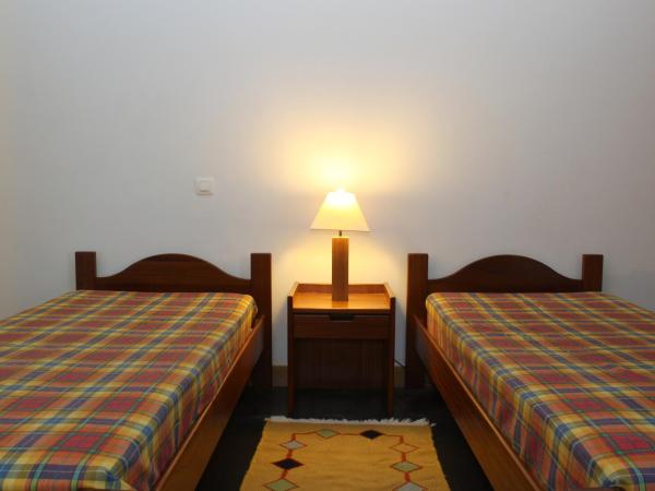 HI Viana do Castelo - Pousada de Juventude : photo 1 de la chambre chambre lits jumeaux avec salle de bains commune