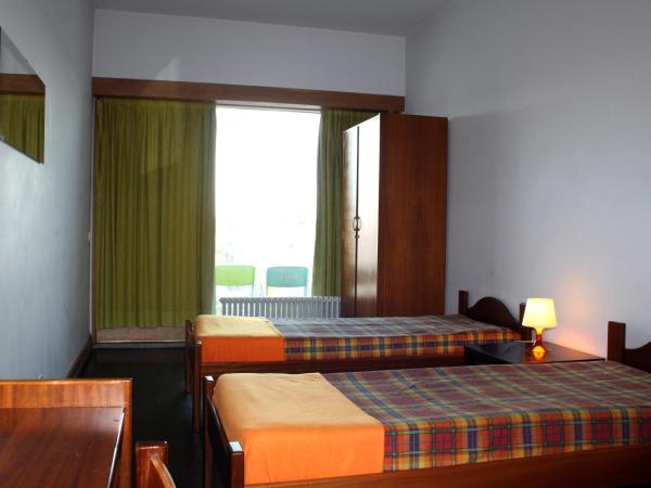 HI Viana do Castelo - Pousada de Juventude : photo 2 de la chambre chambre lits jumeaux avec salle de bains commune