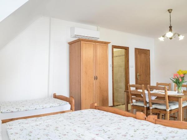 Krisztina Vendégház : photo 6 de la chambre chambre quadruple avec salle de bains privative