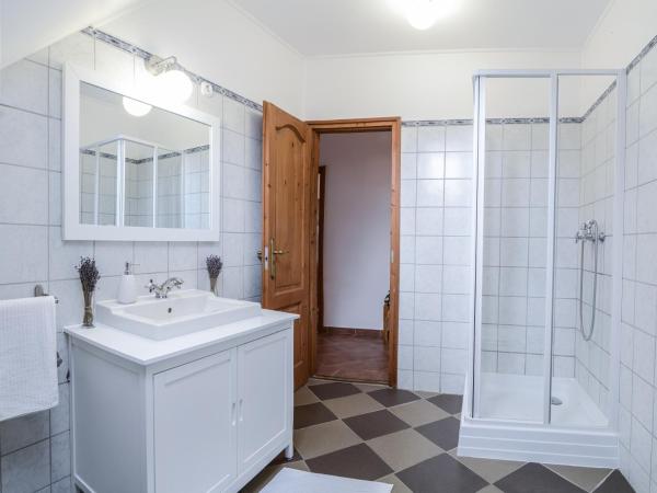 Krisztina Vendégház : photo 8 de la chambre chambre double ou lits jumeaux avec salle de bains privative externe