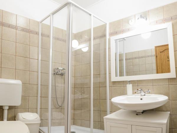 Krisztina Vendégház : photo 7 de la chambre chambre quadruple avec salle de bains privative